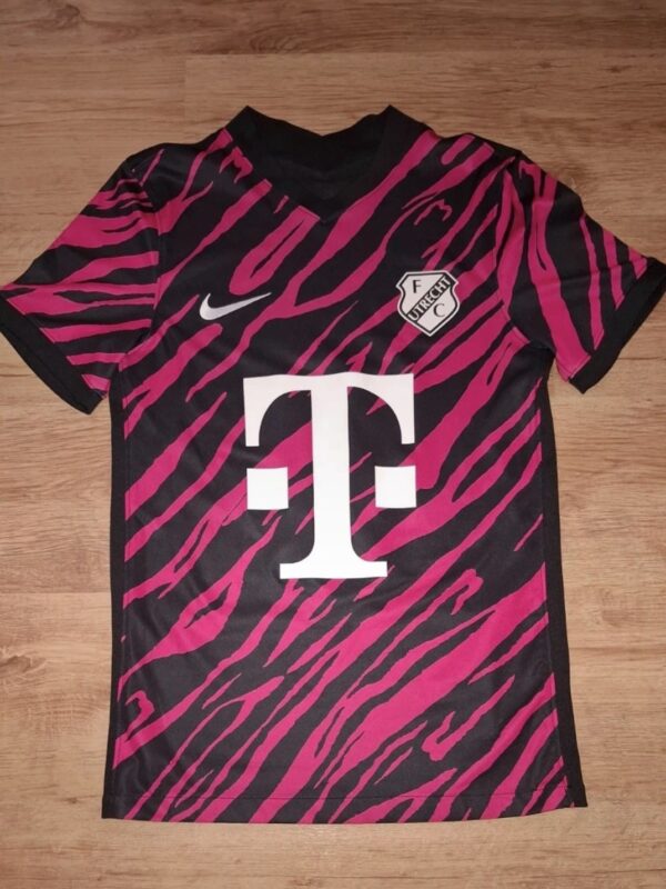 FC Utrecht 22/23 Away Kit (S) - Image 2